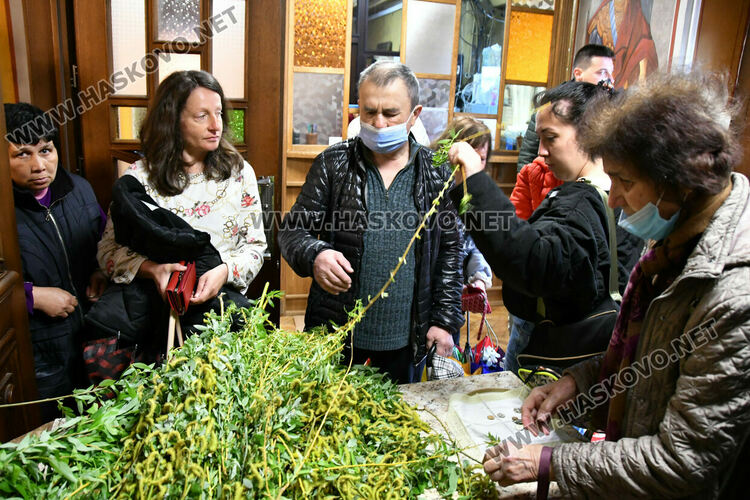 Тържествена служба на Цветница в Хасково, раздадоха върбови клонки