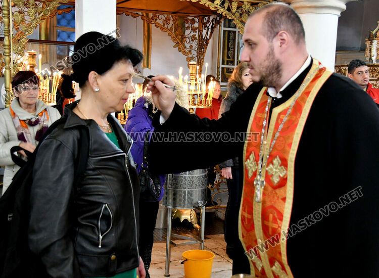 Тържествена служба на Цветница в Хасково, раздадоха върбови клонки