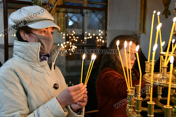 Тържествена служба на Цветница в Хасково, раздадоха върбови клонки