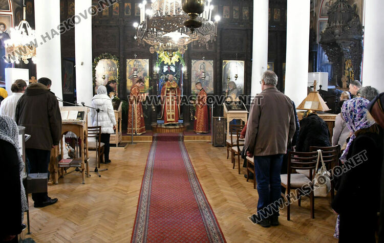 Тържествена служба на Цветница в Хасково, раздадоха върбови клонки