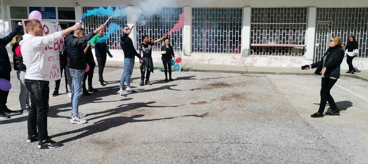 Дванайстокласници от Гимназията по туризъм и строителство в Смолян поканиха класната си на бал с фойерверки