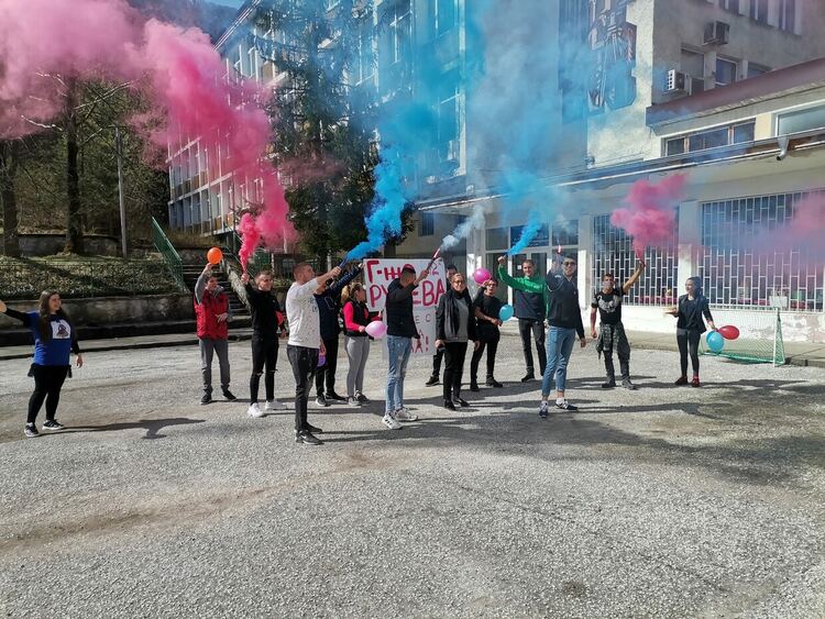 Дванайстокласници от Гимназията по туризъм и строителство в Смолян поканиха класната си на бал с фойерверки