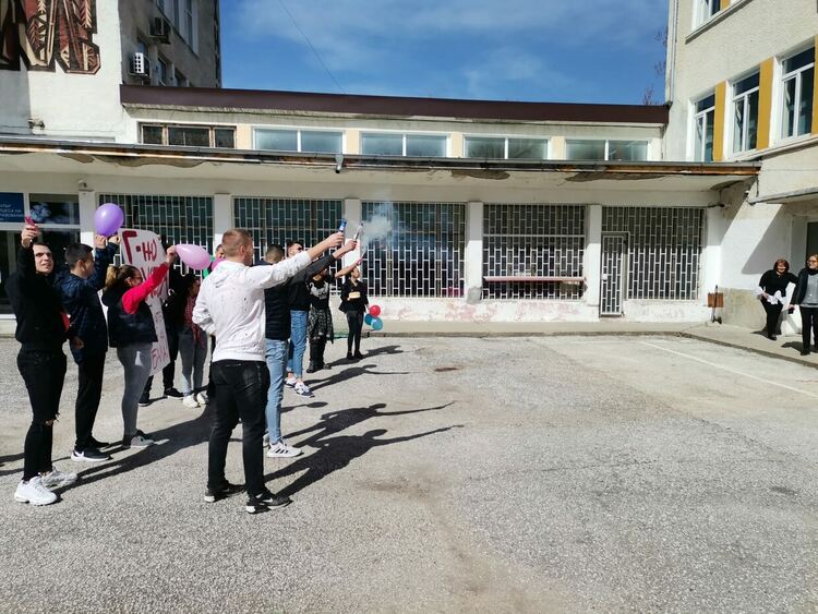 Дванайстокласници от Гимназията по туризъм и строителство в Смолян поканиха класната си на бал с фойерверки