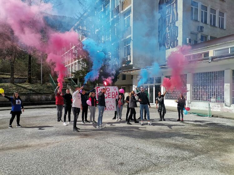 Дванайстокласници от Гимназията по туризъм и строителство в Смолян поканиха класната си на бал с фойерверки