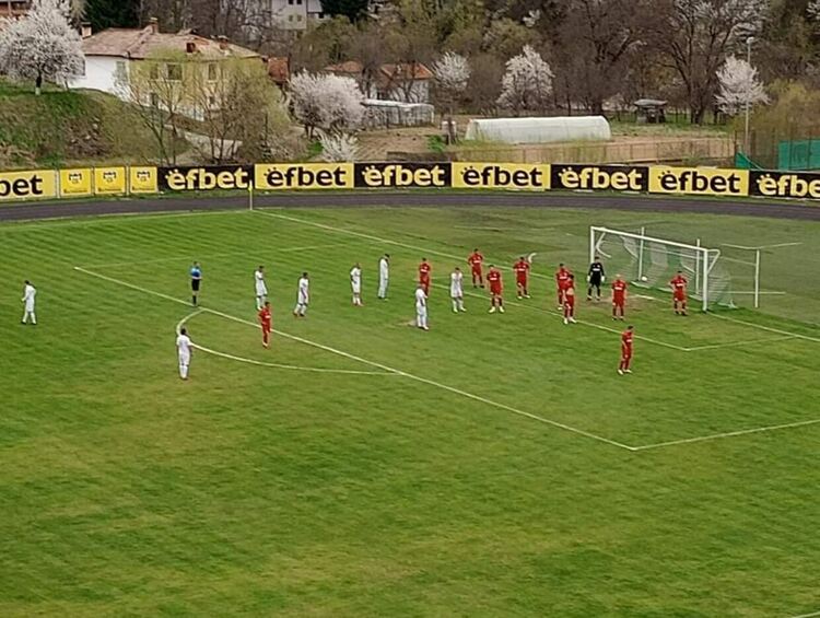 Футболистите на "Родопа" отново с победа в домакински мач