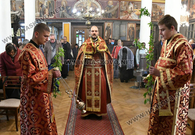 Тържествена служба на Цветница в Хасково, раздадоха върбови клонки