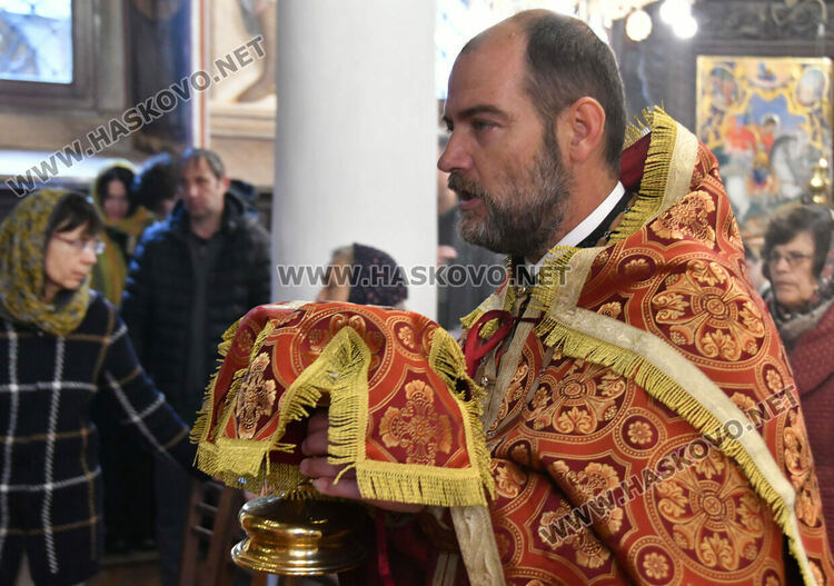 Тържествена служба на Цветница в Хасково, раздадоха върбови клонки