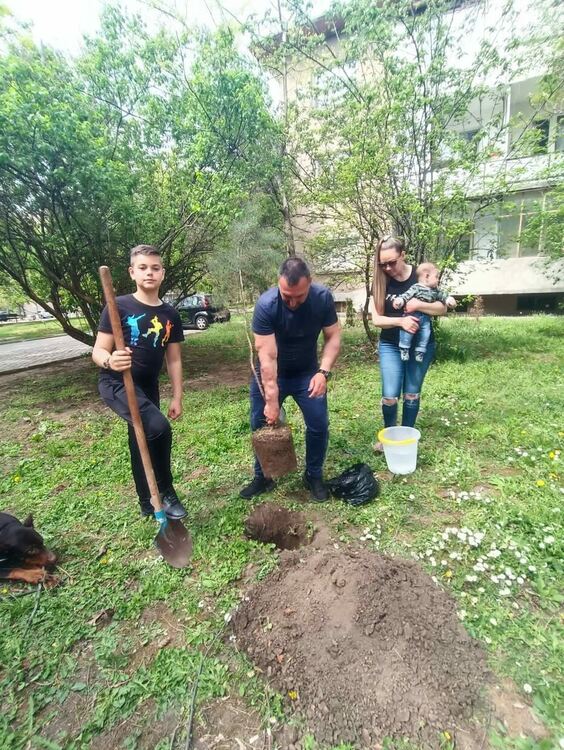 Родители засадиха дръвчета днес в Алеята на новия живот