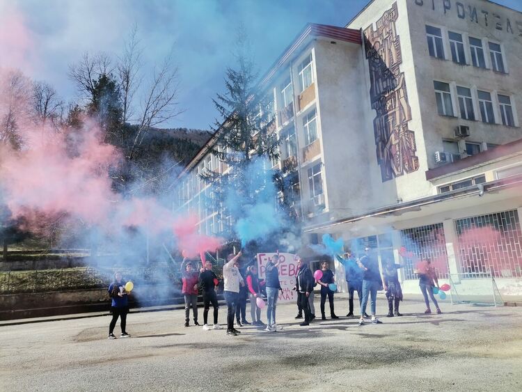 Дванайстокласници от Гимназията по туризъм и строителство в Смолян поканиха класната си на бал с фойерверки