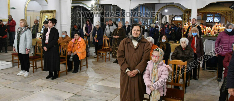 Тържествена служба на Цветница в Хасково, раздадоха върбови клонки