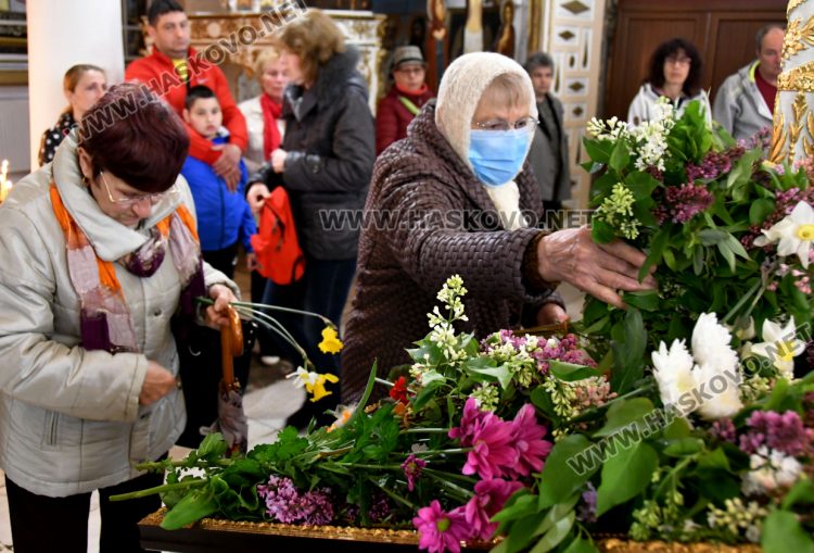 Тържествена служба на Цветница в Хасково, раздадоха върбови клонки