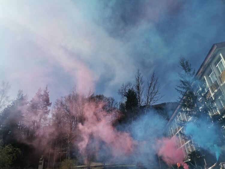 Дванайстокласници от Гимназията по туризъм и строителство в Смолян поканиха класната си на бал с фойерверки