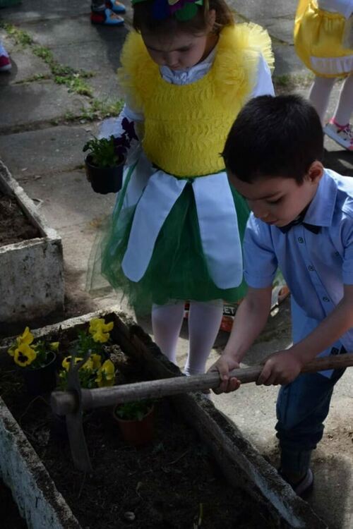 Деца засадиха цветя и дървета в село Тополово (снимки)