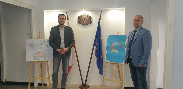 Изложба на детски рисунки на тема „Доброто в моя свят“ бе открита в сградата на РУ – Смолян