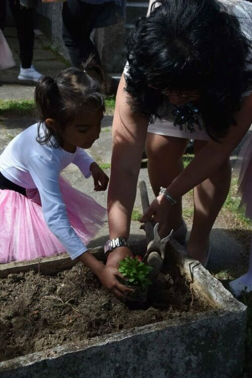 Деца засадиха цветя и дървета в село Тополово (снимки)