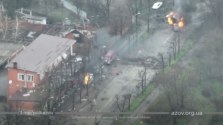 Бойците от полк "Азов" провеждат контраатака в блокирания Мариупол
