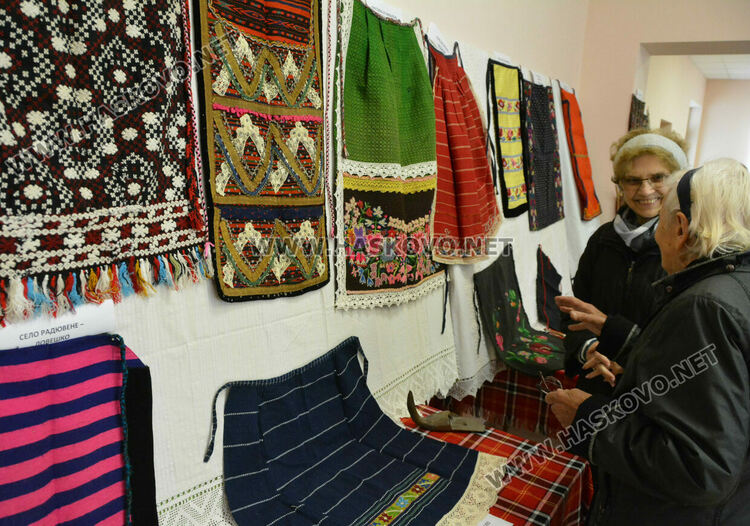 Показаха престилка на над 150 г. в изложба