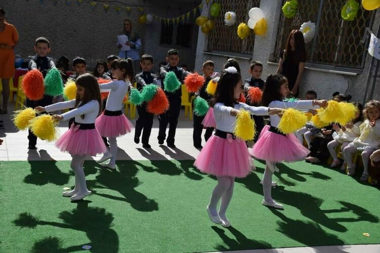 Деца засадиха цветя и дървета в село Тополово (снимки)