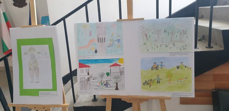 Изложба на детски рисунки на тема „Доброто в моя свят“ бе открита в сградата на РУ – Смолян