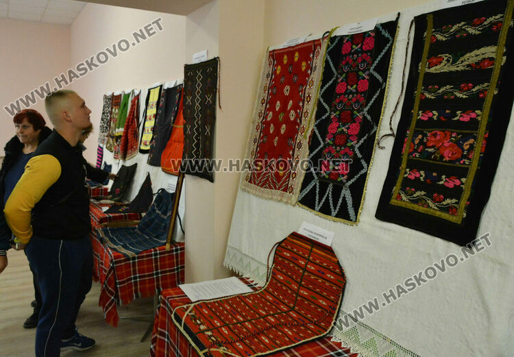 Показаха престилка на над 150 г. в изложба