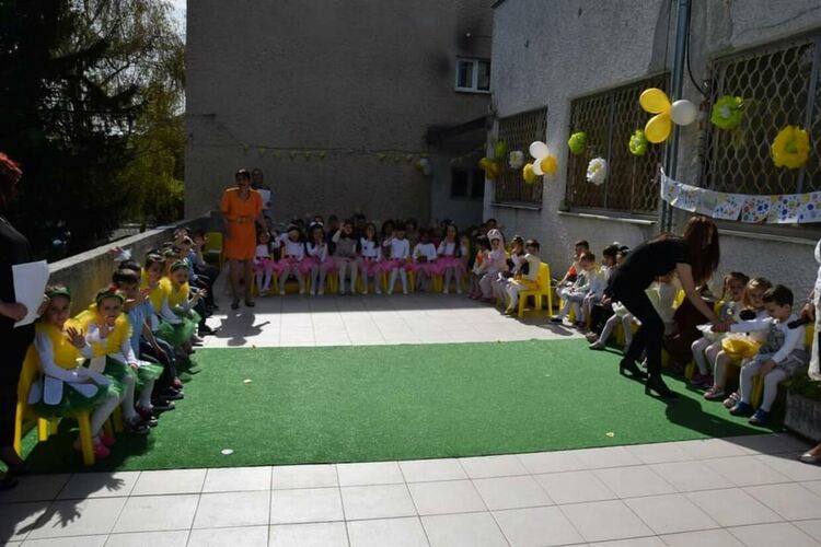 Деца засадиха цветя и дървета в село Тополово (снимки)