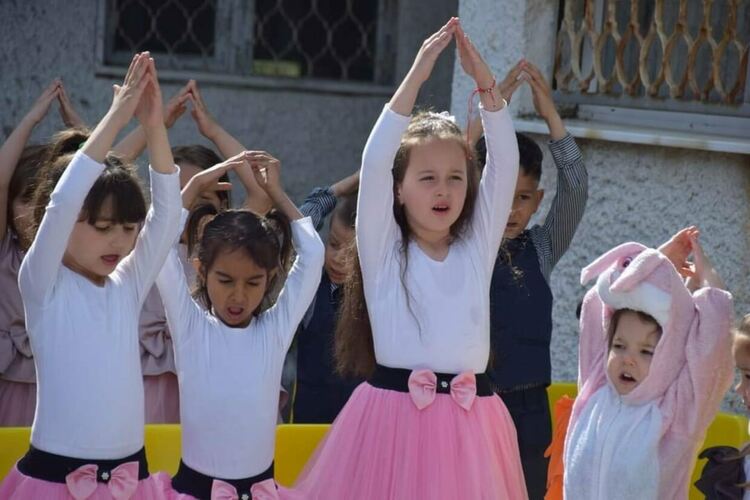 Деца засадиха цветя и дървета в село Тополово (снимки)