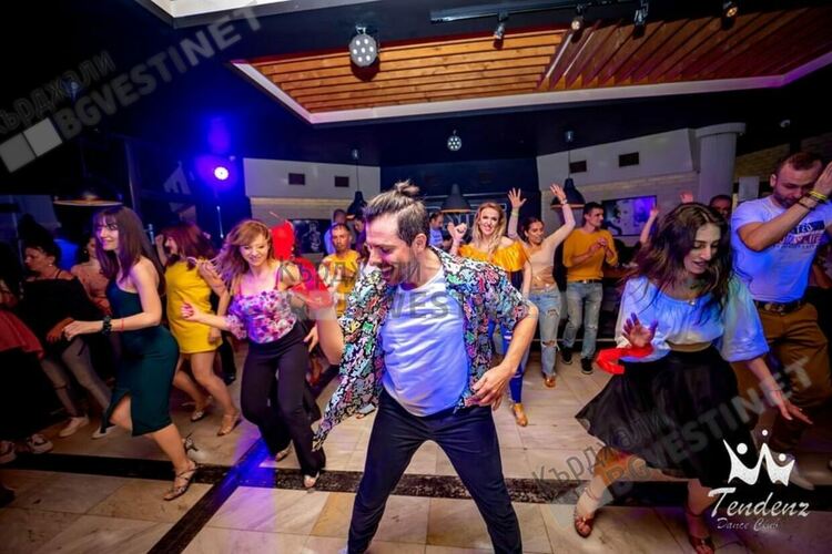 Кърджалийци борят стреса и отчуждението с латино танци и зумба