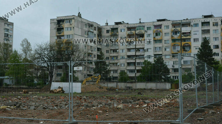 Изграждат подпорна стена край бъдещия Ритейл парк, ще има и нови дървета