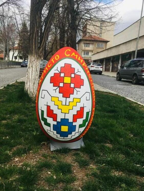 Градските пространства в Радомир са празнично украсени