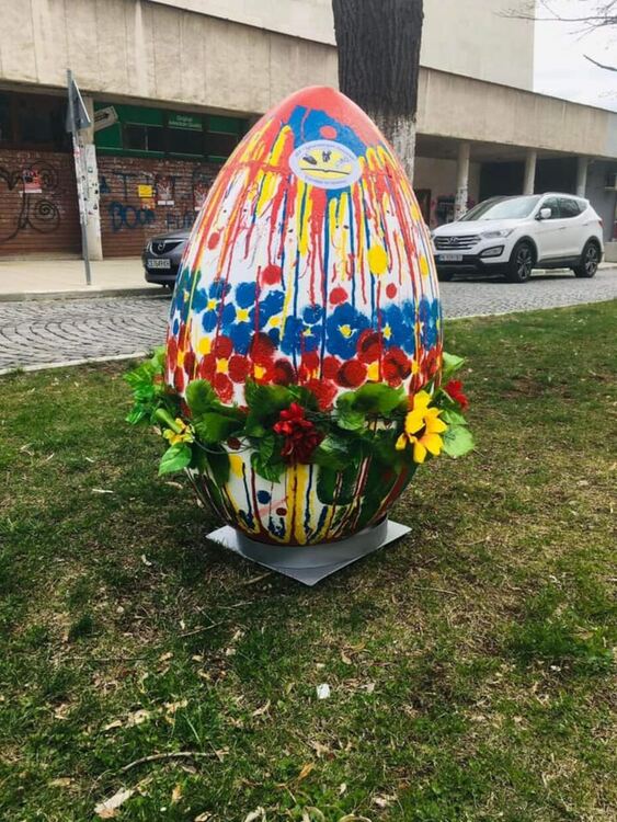 Градските пространства в Радомир са празнично украсени