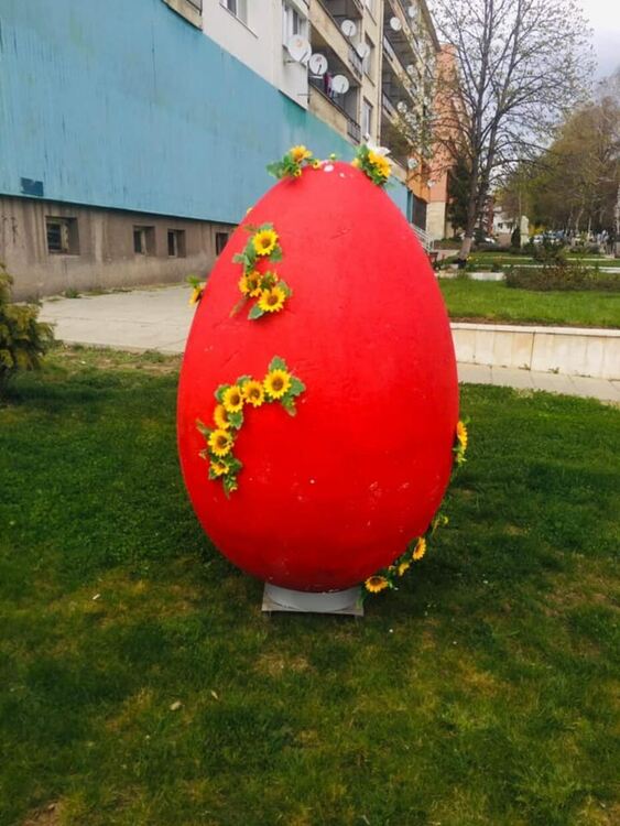 Градските пространства в Радомир са празнично украсени