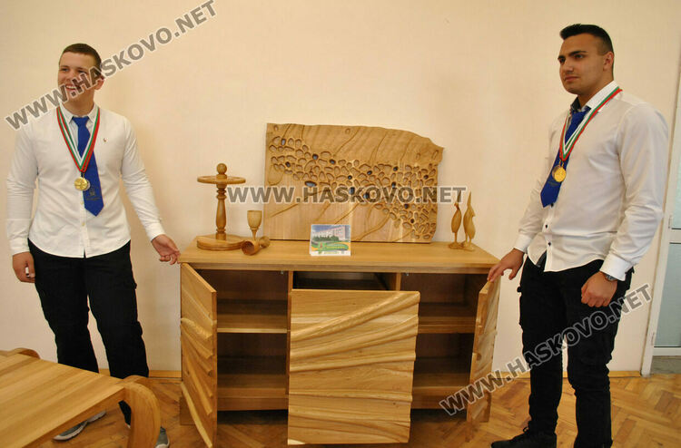 Ученици от ПГДС с призови места от национални състезания за мебели и строителство