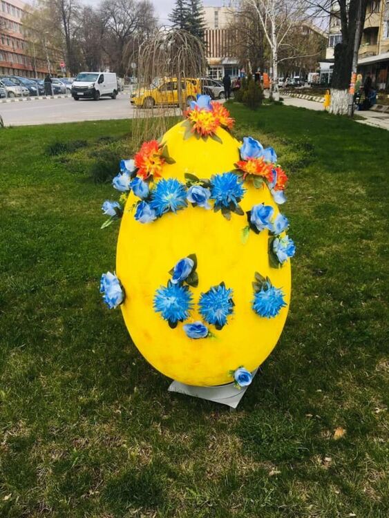 Градските пространства в Радомир са празнично украсени