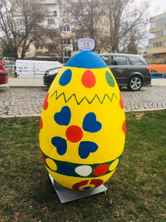 Градските пространства в Радомир са празнично украсени