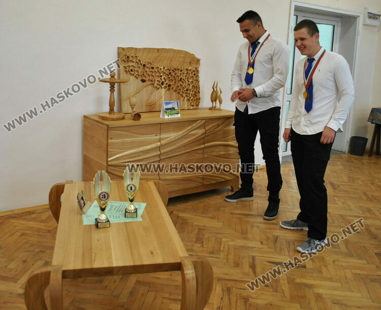 Ученици от ПГДС с призови места от национални състезания за мебели и строителство