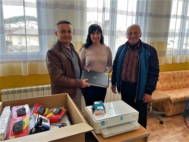 Училището в с.Змеица се сдоби с нова техника за компютърна зала. Дари им я д-р Красимир Събев