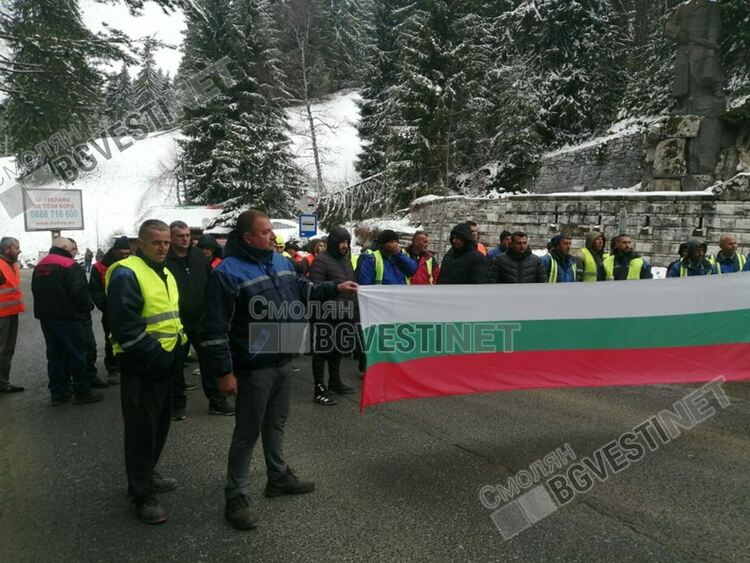 Строителни работници блокираха за половин час пътя Смолян-Асеновград