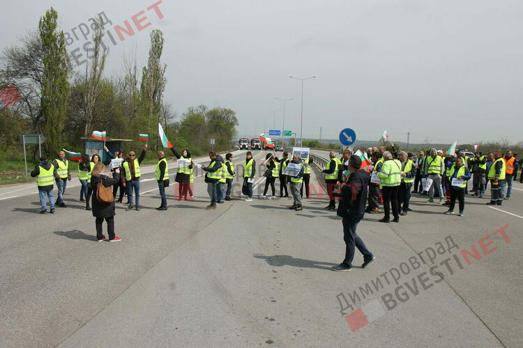 Блокираха движението между Димитровград и Хасково
