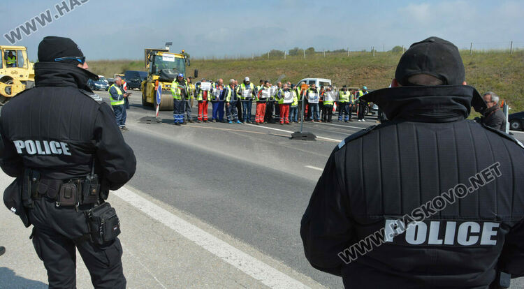 Строители блокираха АМ „Марица“, чакайки парламентарното решение за парите си