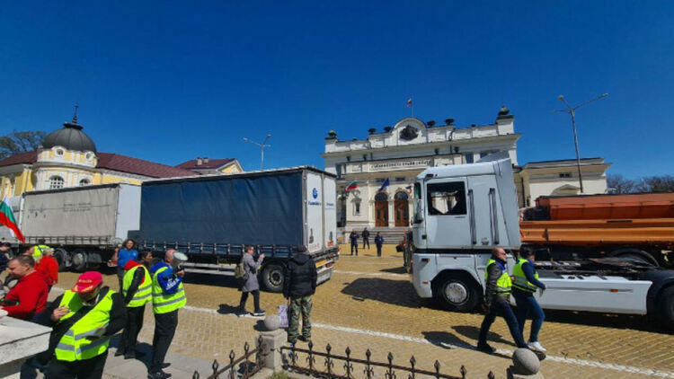 Протест ще блокира движението пред парламента и на възлови места в страната