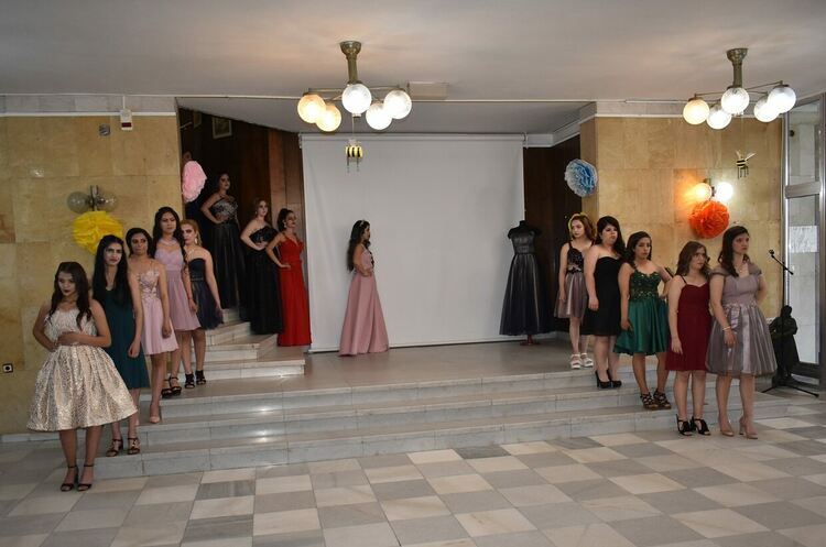 Асеновградски ученици даряват рокли на абитуриенти в нужда