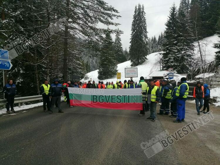 Строителни работници блокираха за половин час пътя Смолян-Асеновград