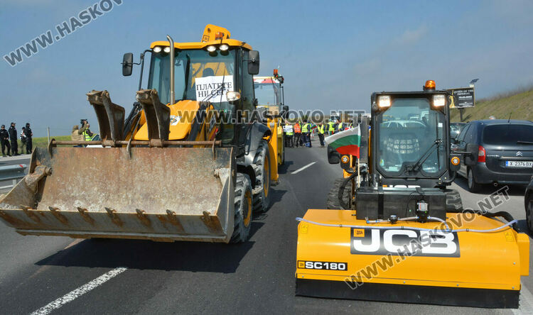 Строители блокираха АМ „Марица“, чакайки парламентарното решение за парите си