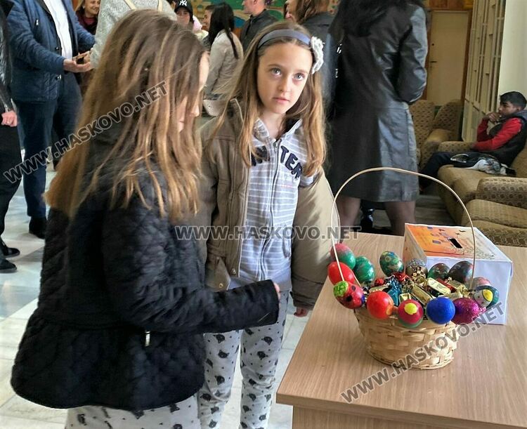  Изложбата „Щастливо лято“  събра средства за ваканцията на децата от Преходното жилище