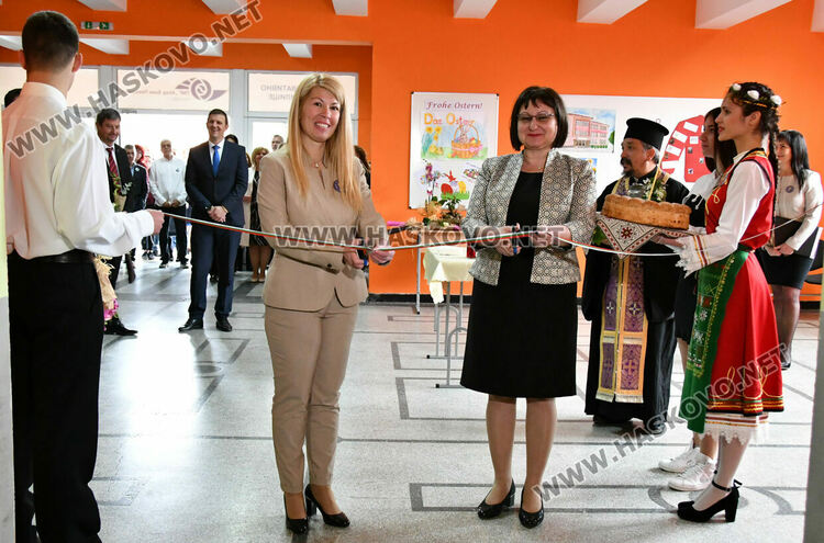 Юбилейни плакети и монети за 50 години Математическа гимназия в Хасково