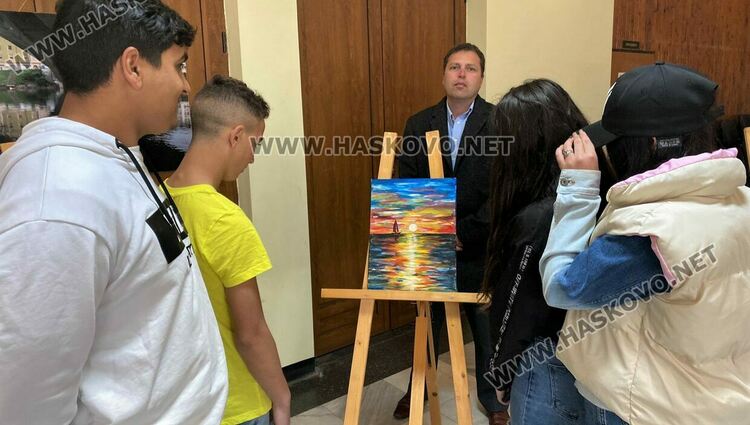  Изложбата „Щастливо лято“  събра средства за ваканцията на децата от Преходното жилище