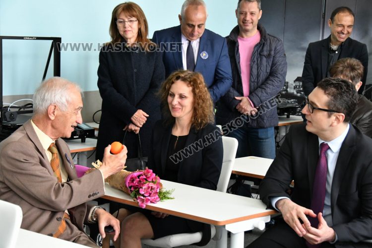 Юбилейни плакети и монети за 50 години Математическа гимназия в Хасково