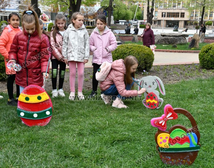 Деца изрисуваха празничната великденска украса в Хасково