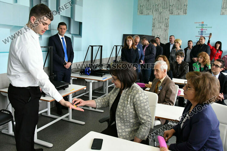 Юбилейни плакети и монети за 50 години Математическа гимназия в Хасково