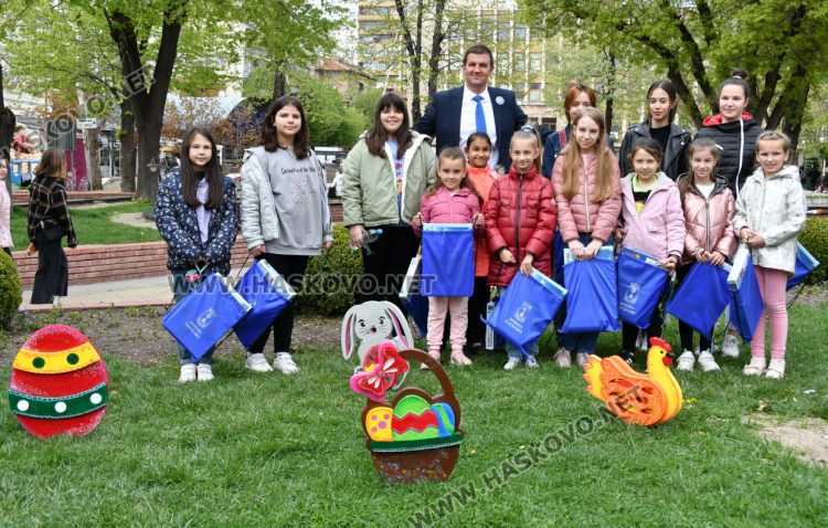 Деца изрисуваха празничната великденска украса в Хасково